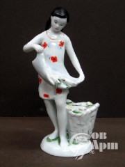 Скульптура "Девочка с кукурузой"